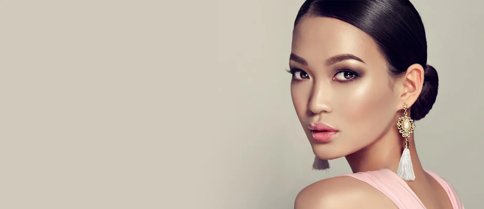 A model wearing gold drop earrings
